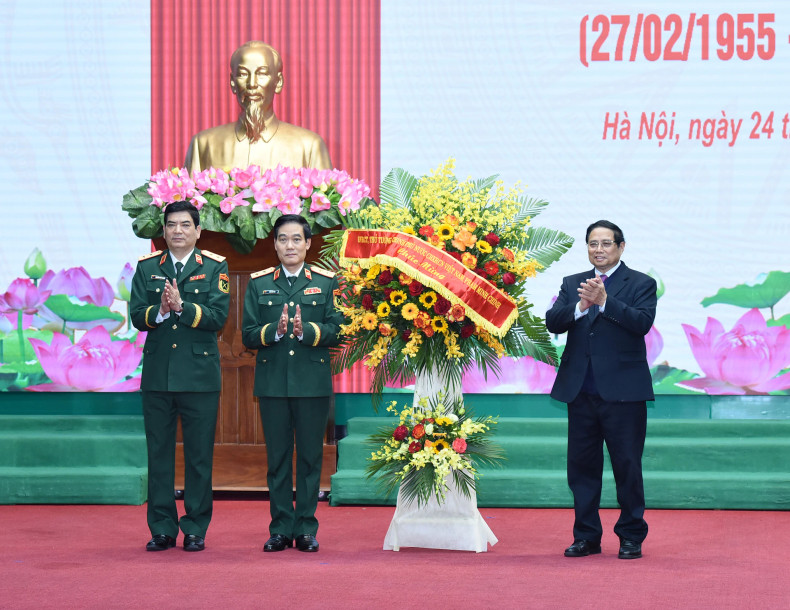 Prime Minister Pham Minh Chinh presents flowers to congratulate the medical staff of the Military Medical Academy. Prime Minister Pham Minh Chinh presents flowers to congratulate the medical staff of the Military Medical Academy.