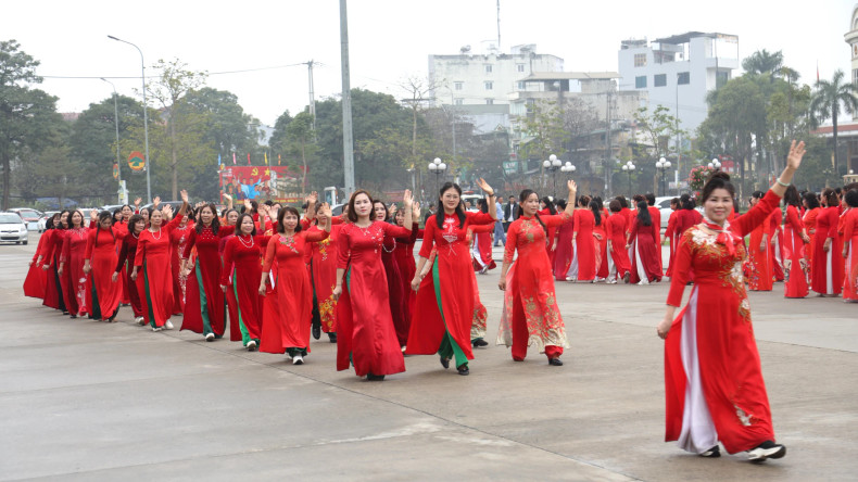 The mass performance aims to promote “Ao Dai Week” among officials, women’s union members, and the public, encouraging the preservation and promotion of Vietnam’s cultural heritage.