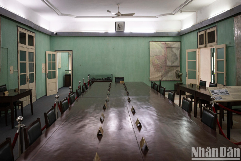 The meeting table is centrally placed, oriented east-west. On the north and south sides of the room are four smaller tables used by the meeting secretaries. Presently, the table is adorned with nameplates for 24 comrades who attended the expanded Politburo meeting in late 1974 and early 1975. The meeting table is centrally placed, oriented east-west. On the north and south sides of the room are four smaller tables used by the meeting secretaries. Presently, the table is adorned with nameplates for 24 comrades who attended the expanded Politburo meeting in late 1974 and early 1975.