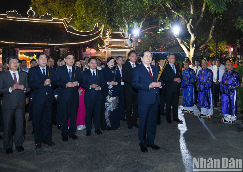 National Assembly Chairman Tran Thanh Man and delegates offering incense in remembrance of the Ly Dynasty kings at Do Temple. National Assembly Chairman Tran Thanh Man and delegates offering incense in remembrance of the Ly Dynasty kings at Do Temple.