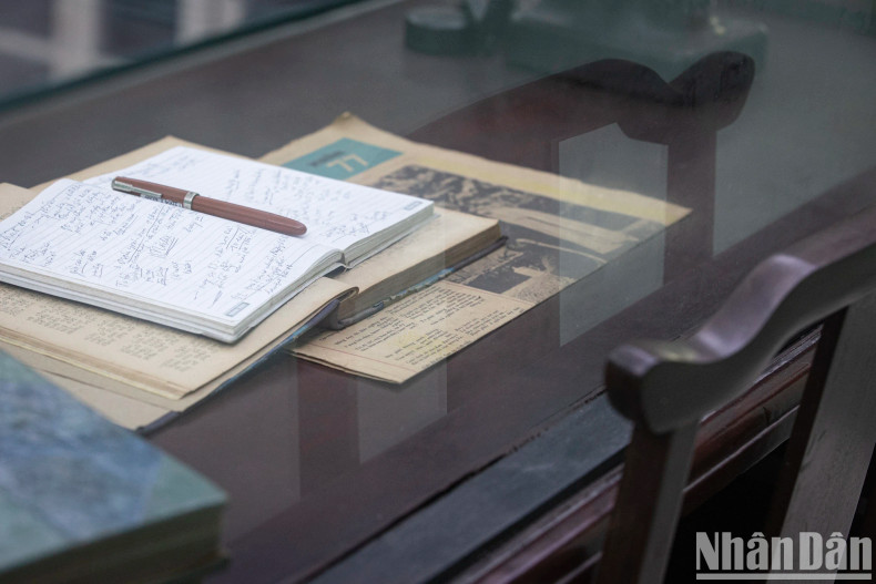 The room, located on the east side of the D67 house, is 35 m2 in size and served as General Giap’s office from November 1968 to 1980. The room, located on the east side of the D67 house, is 35 m2 in size and served as General Giap’s office from November 1968 to 1980.