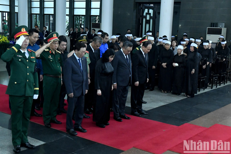 The delegation from the Hanoi Party Committee, People's Committee, People's Council, and Vietnam Fatherland Front Committee, led by Politburo member and Secretary of the Hanoi Party Committee Bui Thi Minh Hoai, pays tribute to Comrade Tran Duc Luong. The delegation from the Hanoi Party Committee, People's Committee, People's Council, and Vietnam Fatherland Front Committee, led by Politburo member and Secretary of the Hanoi Party Committee Bui Thi Minh Hoai, pays tribute to Comrade Tran Duc Luong.