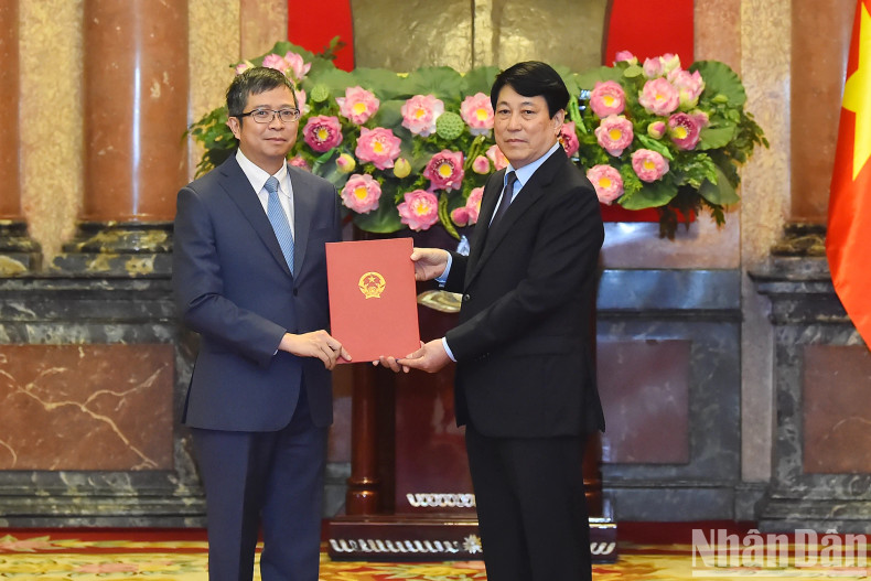 President Luong Cuong presented the Decision on conferring the title of Ambassador of the Socialist Republic of Vietnam, Level II, to Deputy Minister of Foreign Affairs Pham Thanh Binh.