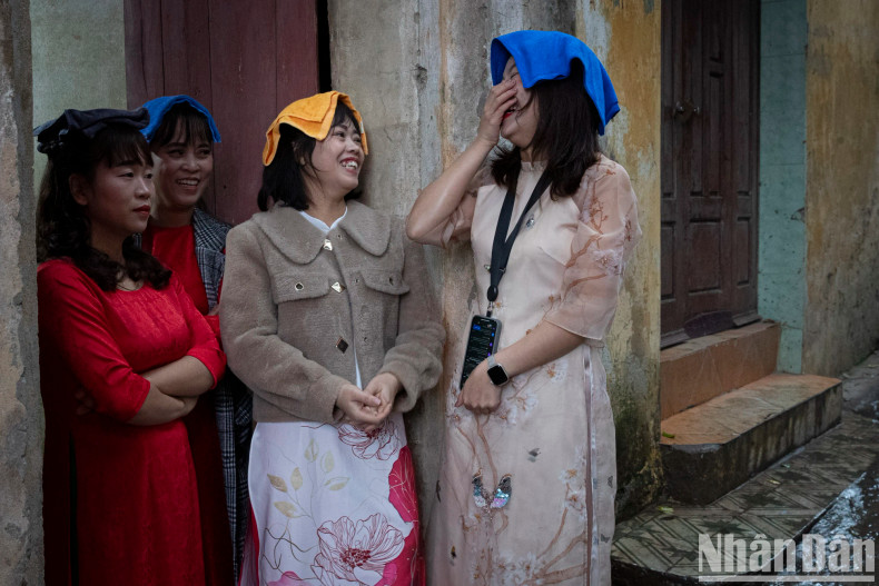 Despite the rain, crowds gather to witness the vibrant parade Despite the rain, crowds gather to witness the vibrant parade