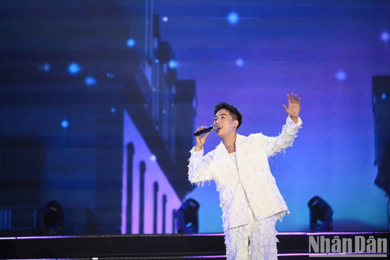 The show opens with eight talented Hanoi vocalists performing songs about spring and the capital city.