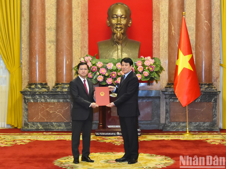President Luong Cuong presents the Decision on conferring the title of Ambassador of the Socialist Republic of Vietnam, Level I, to Ambassador of the Socialist Republic of Vietnam to the Republic of India Nguyen Thanh Hai.