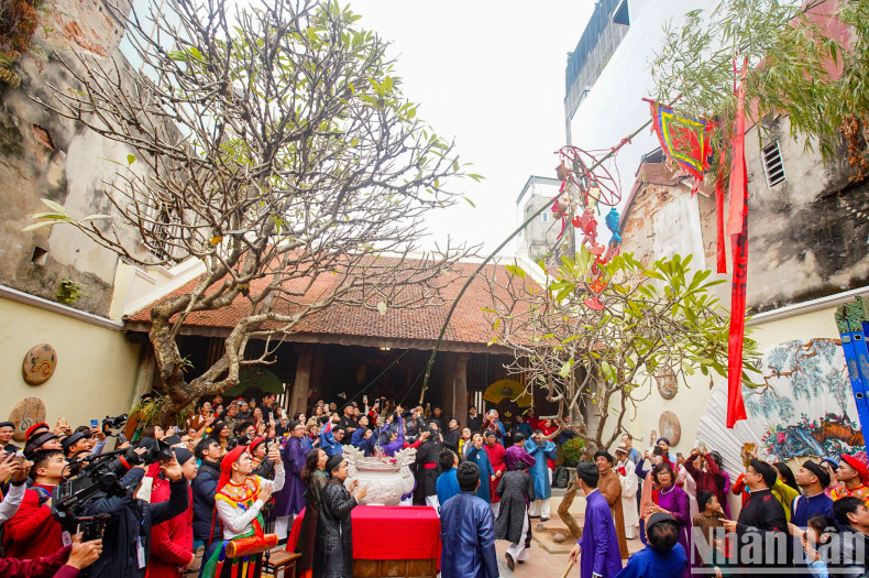 A traditional “cay neu” (New Year’s bamboo pole) is erected at Kim Ngan Temple. A traditional “cay neu” (New Year’s bamboo pole) is erected at Kim Ngan Temple.
