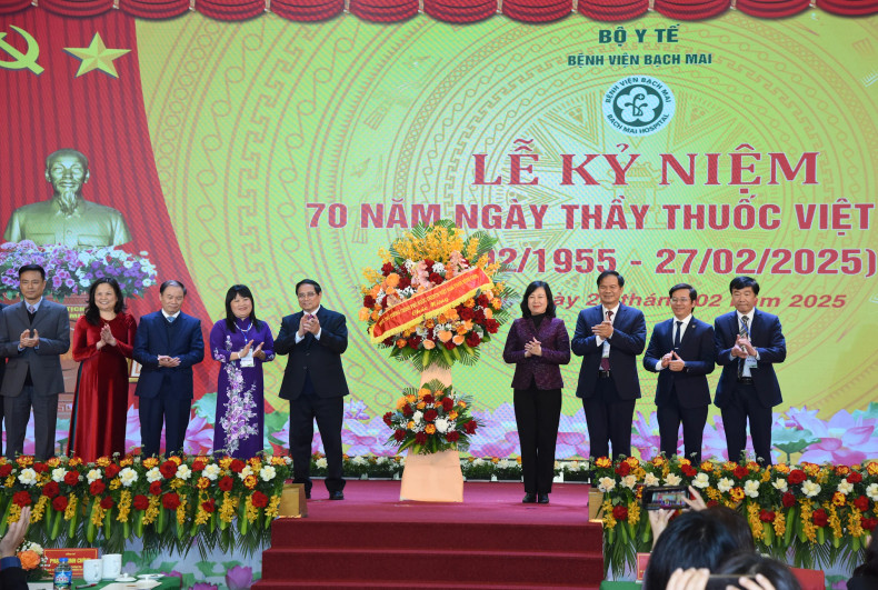 Prime Minister Pham Minh Chinh presents flowers to congratulate the medical staff of Bach Mai Hospital. Prime Minister Pham Minh Chinh presents flowers to congratulate the medical staff of Bach Mai Hospital.