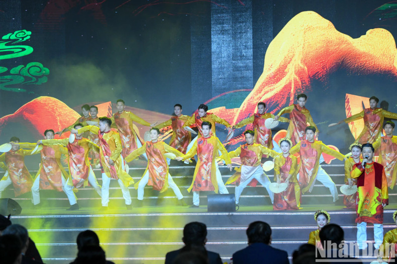 An art performance opening the ceremony. An art performance opening the ceremony.