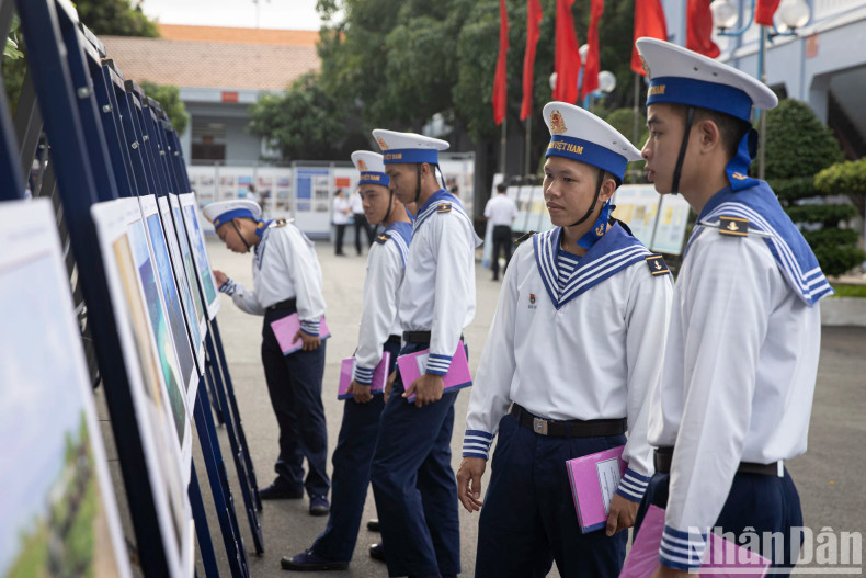 The photos depict the daily lives and duties of the naval officers and soldiers stationed on the Truong Sa Archipelago.