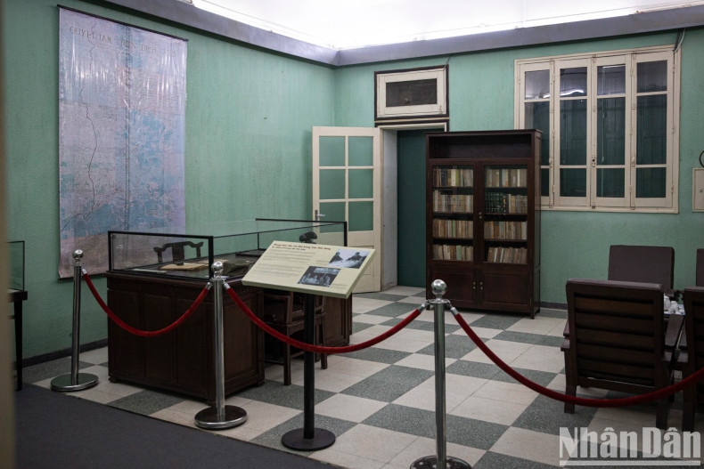 General Van Tien Dung’s office is on the west side of the D67 house. As Deputy Secretary of the Central Military Commission and Chief of the General Staff, he signed many vital directives and decisions here that contributed to defeating the US air war in the North. General Van Tien Dung’s office is on the west side of the D67 house. As Deputy Secretary of the Central Military Commission and Chief of the General Staff, he signed many vital directives and decisions here that contributed to defeating the US air war in the North.