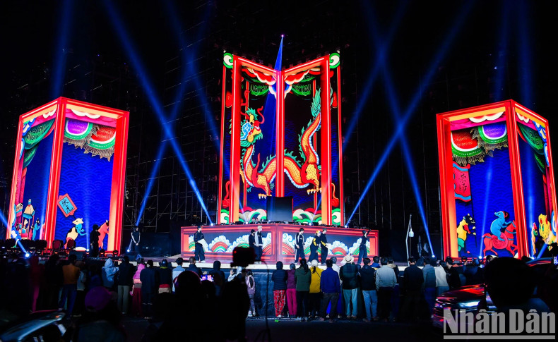 The creative team at Sun Bright has incorporated many folk elements into the programme, aiming to honour the unique heritage of Vietnamese culture in general and Hanoi in particular. The creative team at Sun Bright has incorporated many folk elements into the programme, aiming to honour the unique heritage of Vietnamese culture in general and Hanoi in particular.