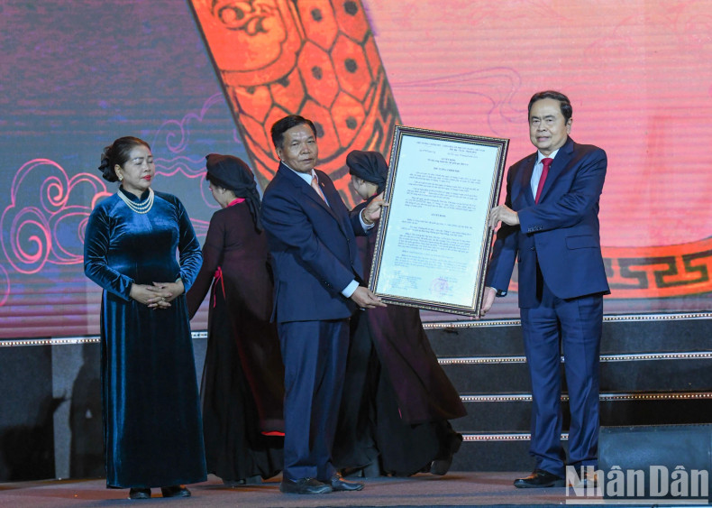 National Assembly Chairman Tran Thanh Man presenting the National Treasure certificate for the golden seal "Hoang de chi bao." National Assembly Chairman Tran Thanh Man presenting the National Treasure certificate for the golden seal "Hoang de chi bao."