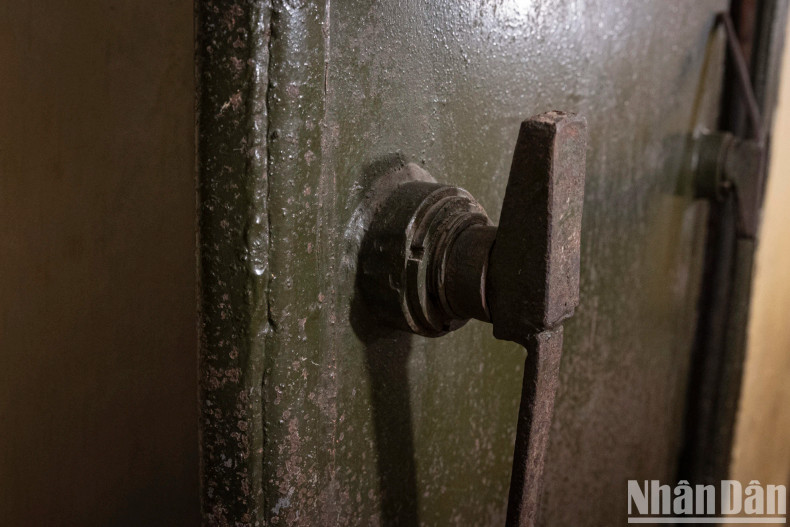 The entrance doors are made of green-painted steel, 12cm thick, capable of withstanding water and toxic gases. The entrance doors are made of green-painted steel, 12cm thick, capable of withstanding water and toxic gases.
