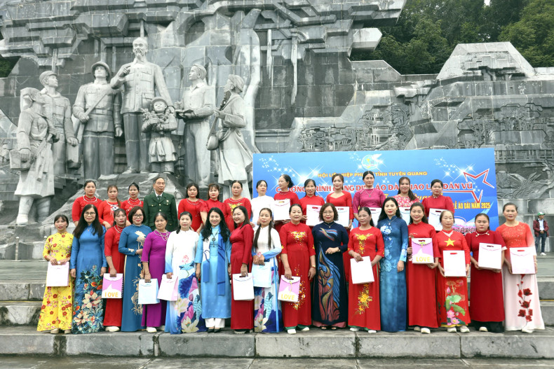 The Tuyen Quang Provincial Women’s Union also presents gifts to exemplary women who have actively participated in the activities organised by the local Women’s Union chapters.