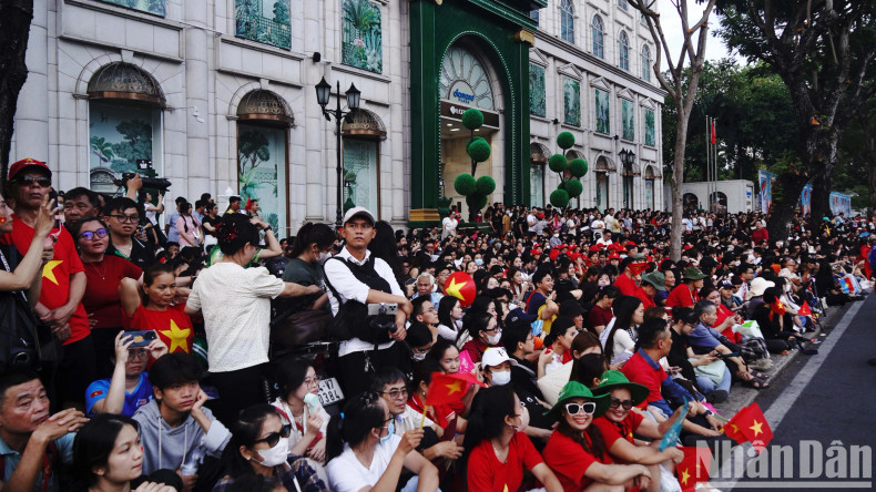 Citizens excitedly await the second rehearsal on Le Duan Street, anticipating a majestic parade by the armed forces.