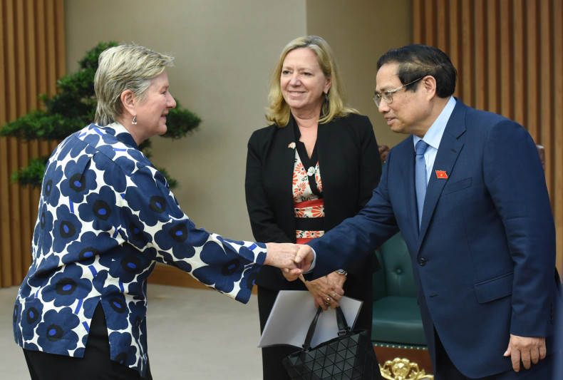Prime Minister Pham Minh Chinh welcomes Mariam J. Sherman, WB Country Director for Vietnam, Cambodia and Laos along with members of her delegation.