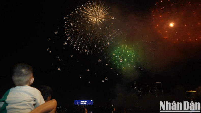 Brilliant fireworks above the Saigon River Tunnel Brilliant fireworks above the Saigon River Tunnel