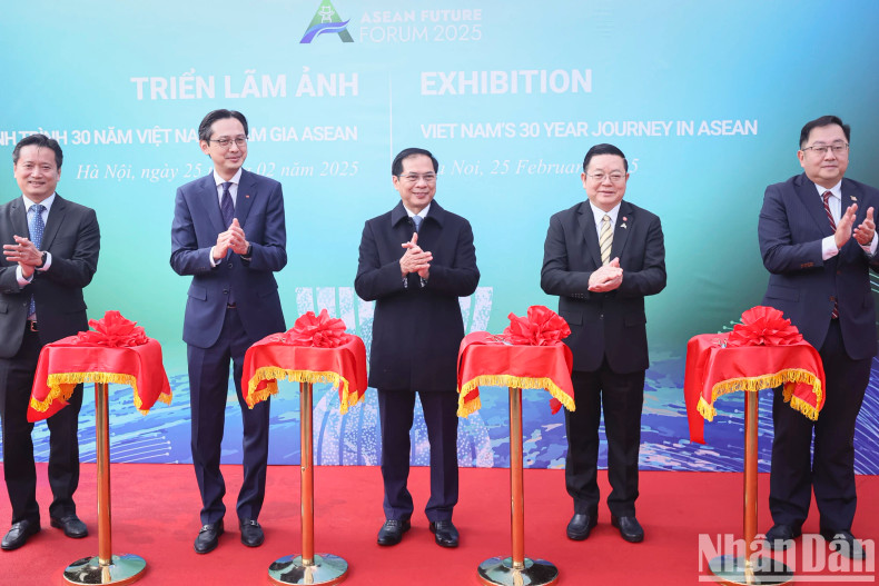 Deputy Prime Minister and Minister of Foreign Affairs Bui Thanh Son and delegates cut the ribbon to launch the exhibition.
