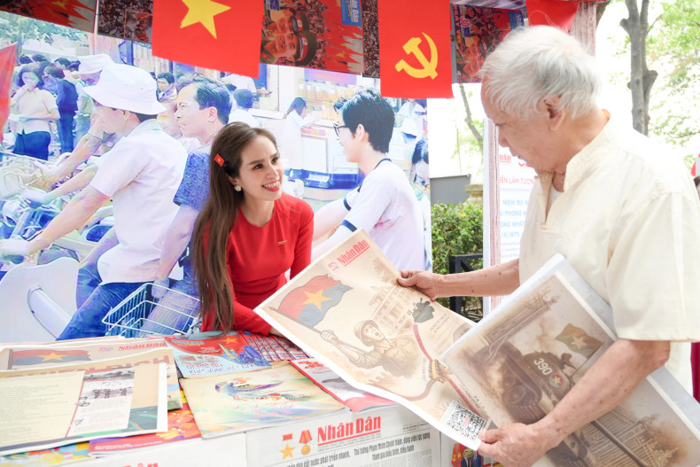 The interactive exhibition commemorating the 50th anniversary of the Liberation of the South and National Reunification has attracted a large number of visitors.
