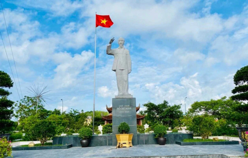 The statue of President Ho Chi Minh on Co To Island is a source of pride and honour for the armed forces and people of this frontier district. (Photo: nhandan.vn)