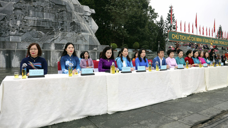 The judging panel oversee the Ao Dai performances and folk dance exchange programme.