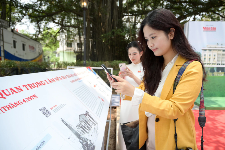 Visitors can also interact by scanning QR codes to access battle information on the website, featuring unique and engaging interactive graphics.