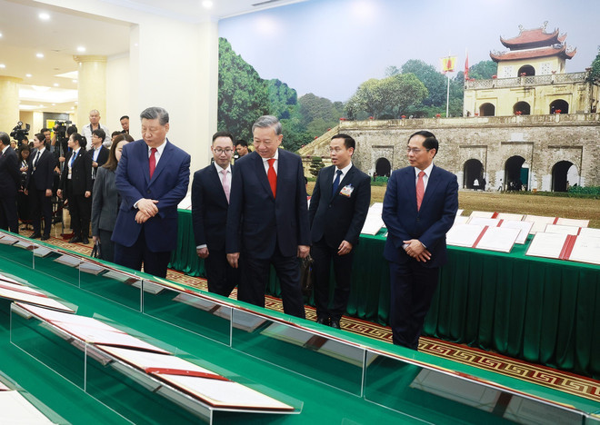 The two leaders jointly witness the presentation of 45 cooperation documents across a wide range of sectors (Photo: VNA) The two leaders jointly witness the presentation of 45 cooperation documents across a wide range of sectors (Photo: VNA)
