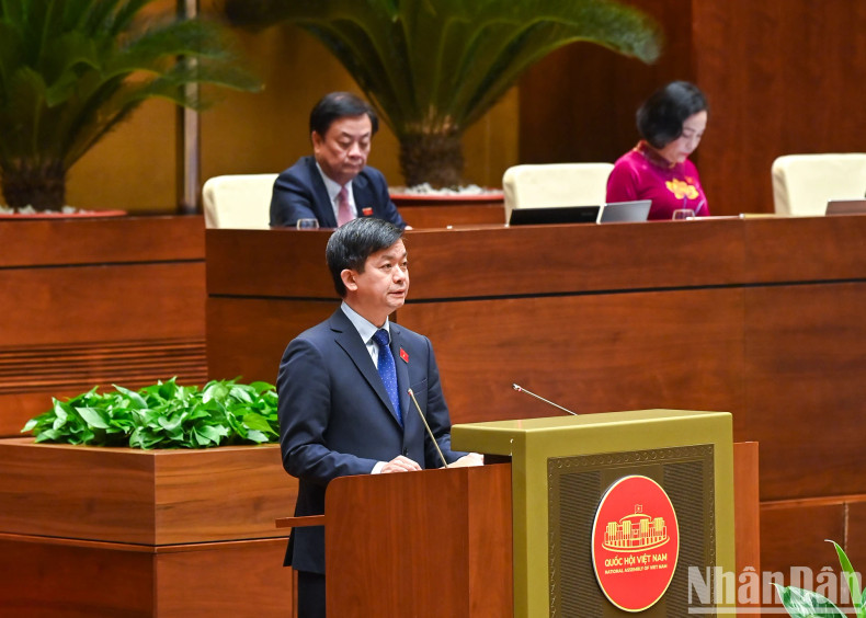Secretary General of the National Assembly, Head of the National Assembly Office Le Quang Tung presents the draft Resolution. Secretary General of the National Assembly, Head of the National Assembly Office Le Quang Tung presents the draft Resolution.