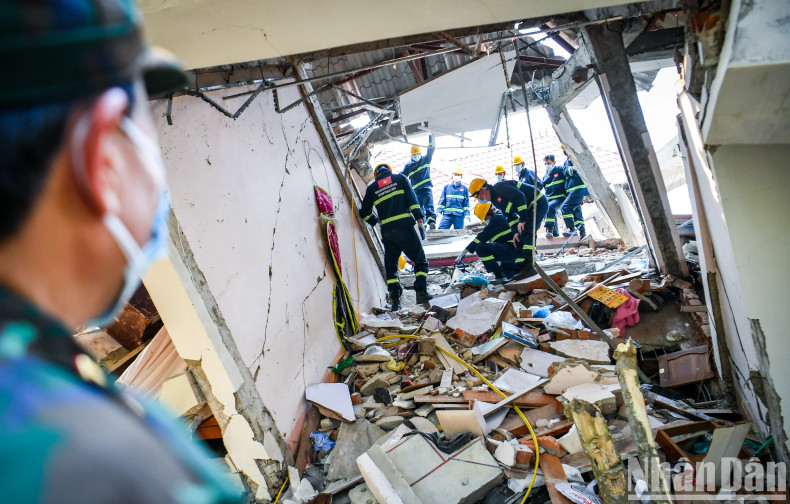 Major General Pham Van Ty, head of the task force, directs team members to search actively.