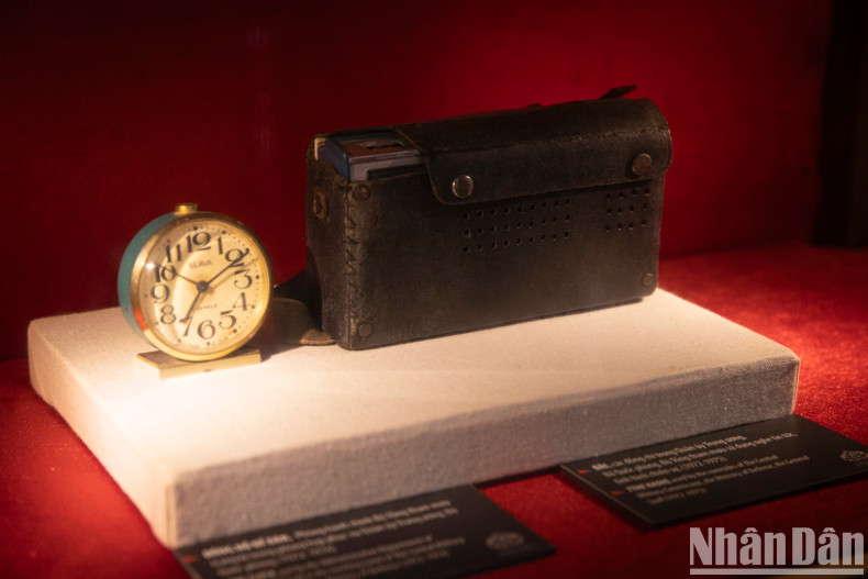 Displayed in the D67 house are a clock and a radio once used by the Central Military Commission, Ministry of National Defence, and the General Staff to monitor news and war developments during 1972–1975. Displayed in the D67 house are a clock and a radio once used by the Central Military Commission, Ministry of National Defence, and the General Staff to monitor news and war developments during 1972–1975.