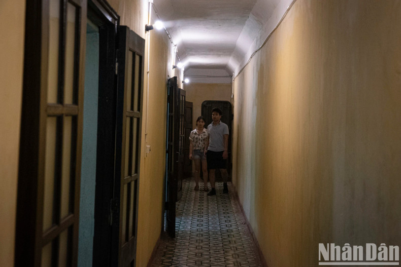 The main door opens into a hallway that leads to staircases connecting to the offices of Generals Vo Nguyen Giap and Van Tien Dung. The main door opens into a hallway that leads to staircases connecting to the offices of Generals Vo Nguyen Giap and Van Tien Dung.