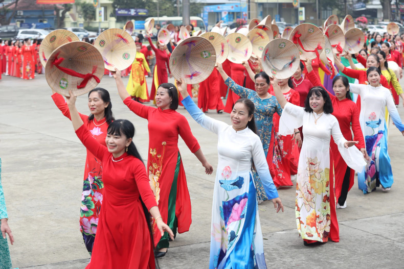 During the event, 1,200 women’s union members and officials will participate in an Ao Dai parade and perform folk dances to songs celebrating love for the homeland and country, as well as commemorating the great President Ho Chi Minh.