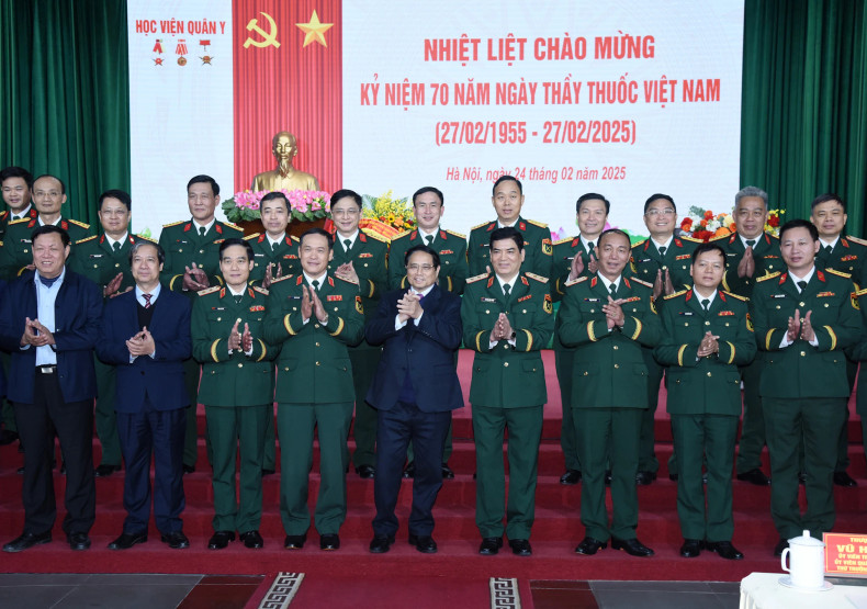 Prime Minister Pham Minh Chinh and the medical staff of the Military Medical Academy. Prime Minister Pham Minh Chinh and the medical staff of the Military Medical Academy.