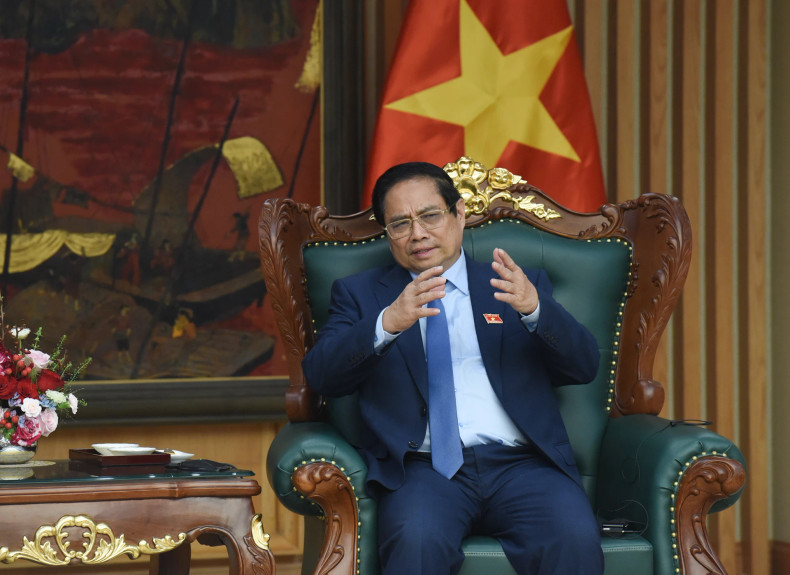 Prime Minister Pham Minh Chinh speaks at the meeting.