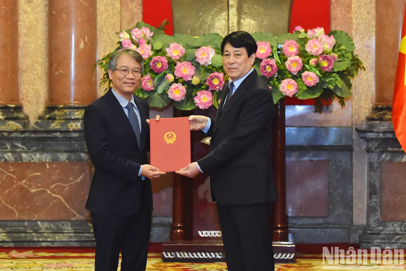 President Luong Cuong presents the Decision on conferring the title of Ambassador of the Socialist Republic of Vietnam, Level I, to a senior lecturer at the Diplomatic Academy of Vietnam Nguyen Vu Tung.