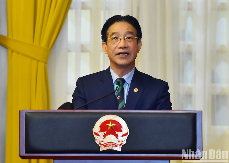 Deputy Head of the Presidential Office Pham Thanh Ha announces the President's Decision on granting the title of Ambassador of the Socialist Republic of Vietnam.