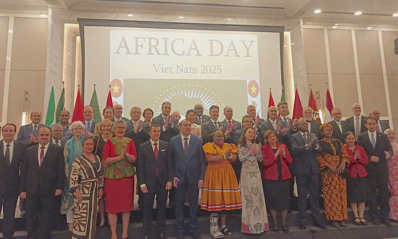 Deputy Minister of Foreign Affairs Nguyen Minh Hang, Moroccan Ambassador to Viet Nam Jamale Chouaibi, and other delegates pose for a group photo at the Africa Day 2025 celebration. (Photo: Hong Hanh) Deputy Minister of Foreign Affairs Nguyen Minh Hang, Moroccan Ambassador to Viet Nam Jamale Chouaibi, and other delegates pose for a group photo at the Africa Day 2025 celebration. (Photo: Hong Hanh)