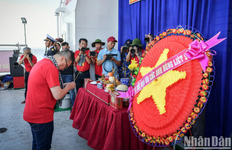 Journalist Le Quoc Minh, member of the Party Central Committee (PCC), Editor-in-chief of Nhan Dan Newspaper, Deputy Head of the PCC’s Commission for Communication and Mass Mobilisation, and Chairman of the Vietnam Journalists' Association, respectfully offers incense to the fallen heroes. Journalist Le Quoc Minh, member of the Party Central Committee (PCC), Editor-in-chief of Nhan Dan Newspaper, Deputy Head of the PCC’s Commission for Communication and Mass Mobilisation, and Chairman of the Vietnam Journalists' Association, respectfully offers incense to the fallen heroes.
