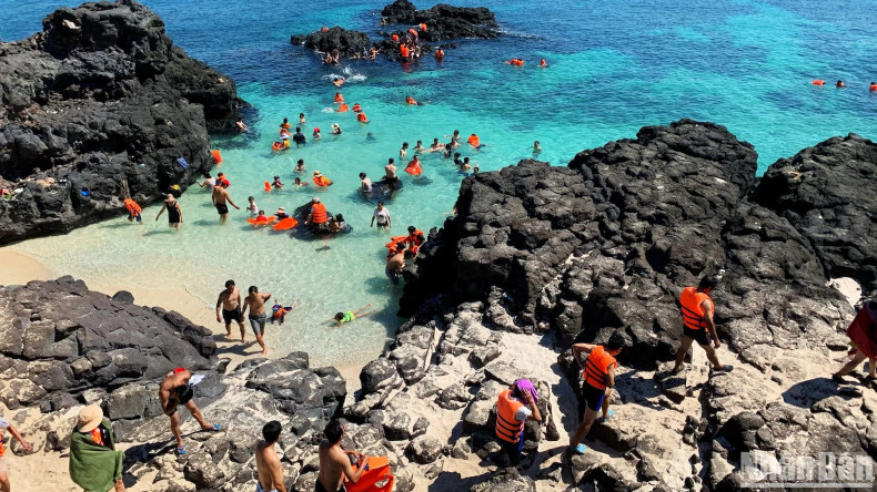 Bai Ngang, the island’s largest beach, features a gentle slope and crystal-clear water, perfect for swimming, sunbathing, and water activities.