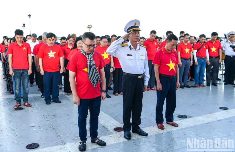 Delegation No. 25 pays heartfelt tribute to the 64 officers and soldiers who courageously gave their lives in defence of the nation’s sovereignty. Delegation No. 25 pays heartfelt tribute to the 64 officers and soldiers who courageously gave their lives in defence of the nation’s sovereignty.