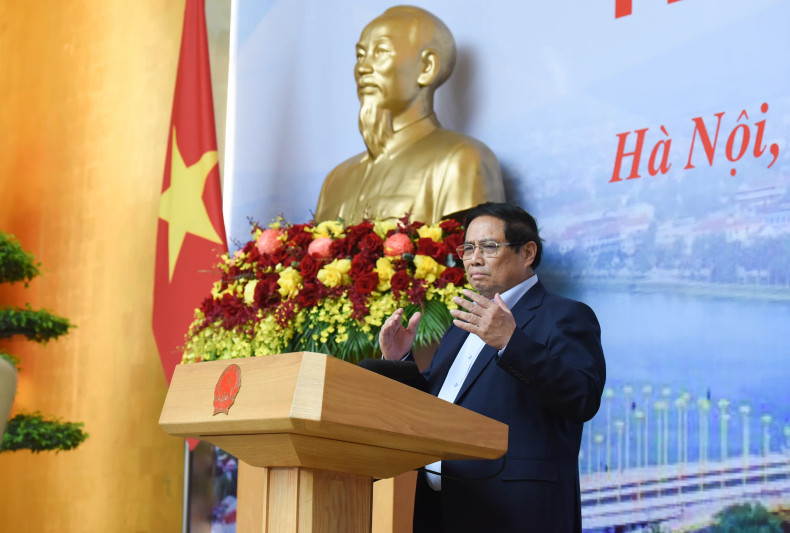 PM Pham Minh Chinh speaks at the 17th meeting of the State steering committee for national and key transport projects on May 10. (Photo: NDO)