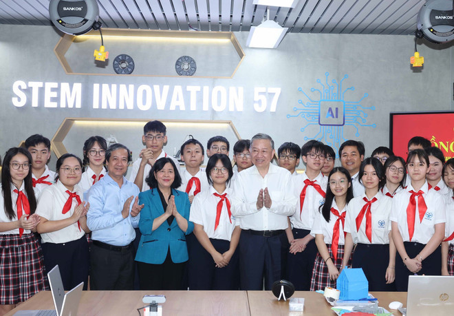 Party General Secretary To Lam notes that the operation of modern STEM classrooms at the two schools is not merely a material gift, but a strong affirmation of the Party and State’s commitment to investing in the future. (Photo: VNA)