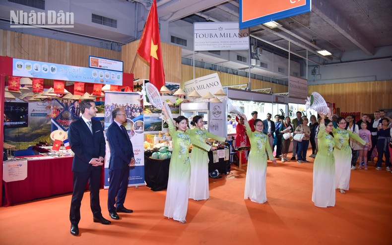 Traditional performances bring a lively atmosphere to the fair, turning it into not only a trade platform but also a cultural meeting ground for participating nations.