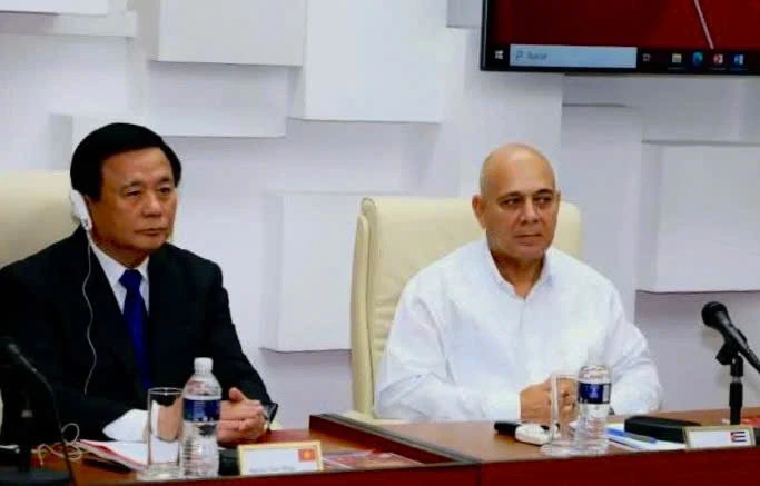 Nguyen Xuan Thang (left) and Roberto Morales Ojeda (right) co-chair the workshop. (Photo: Vietnamese Embassy in Cuba)