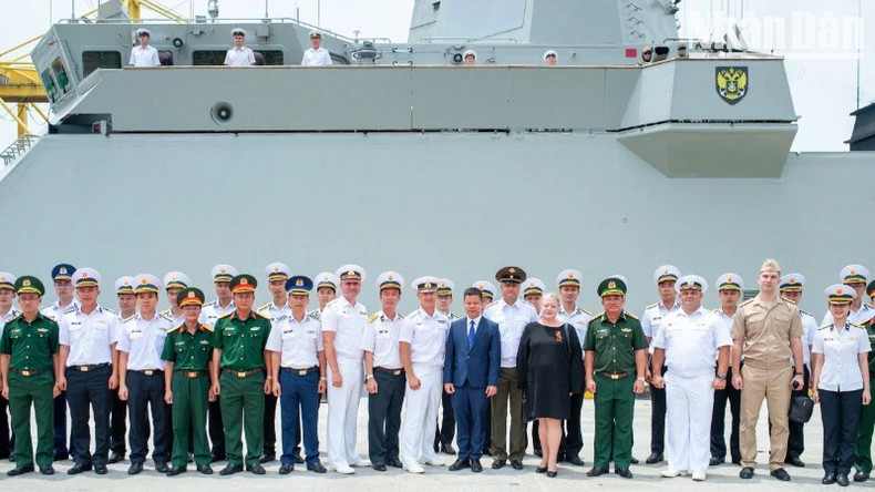 Delegates pose for a commemorative photo. Delegates pose for a commemorative photo.