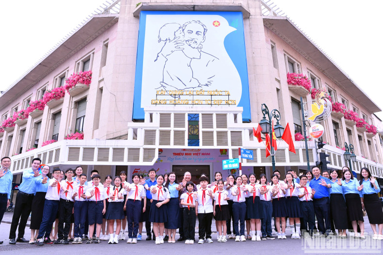 Delegates attend the exhibition held in Ha Noi’s Hoan Kiem walking street.