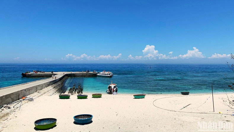 The pier welcoming visitors to the lush, green An Binh Island, also known locally as "Dao Be' or 'Cu Lao Bo Bai'.