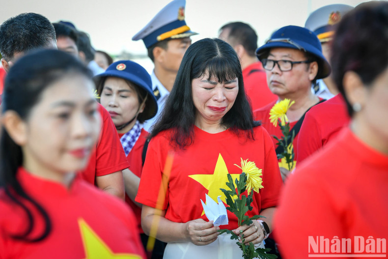 In the sacred and emotional atmosphere, many attendees were unable to hold back their tears. In the sacred and emotional atmosphere, many attendees were unable to hold back their tears.