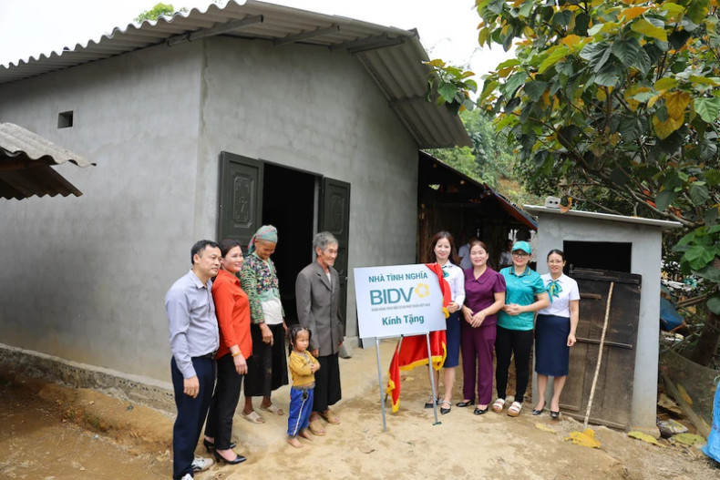 Local government representatives and business sponsors hand over new homes to Giang Vang Dinh’s family. (Photo: NHAT QUANG) Local government representatives and business sponsors hand over new homes to Giang Vang Dinh’s family. (Photo: NHAT QUANG)